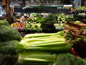 Une femme fait ses courses à Vancouver.