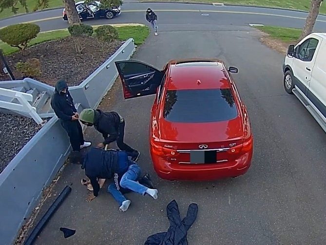 Une vidéo montre un homme affrontant un groupe de quatre punks dans une tentative de vol de voiture