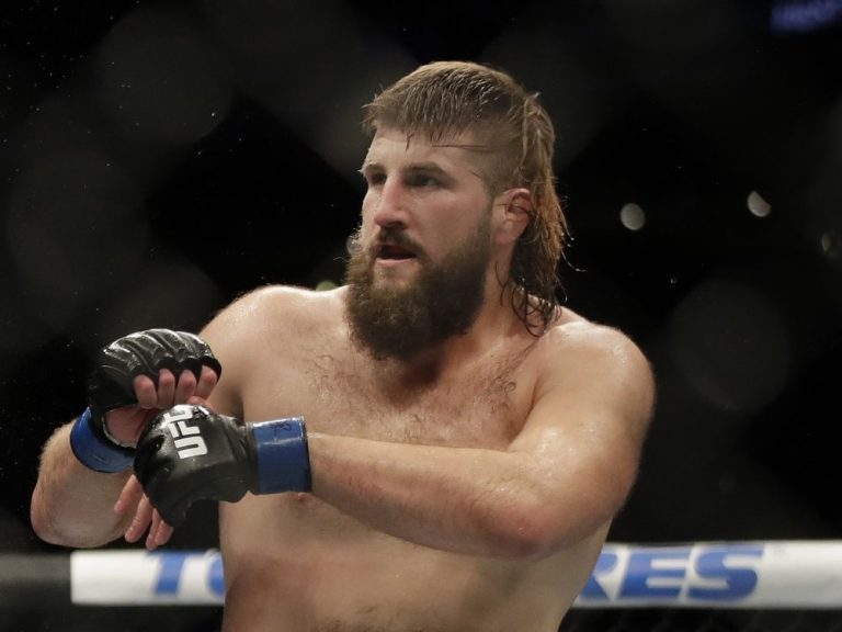 Tanner (The Bulldozer) Boser du Canada prend une raclée lors de ses débuts chez les poids lourds légers à l’UFC