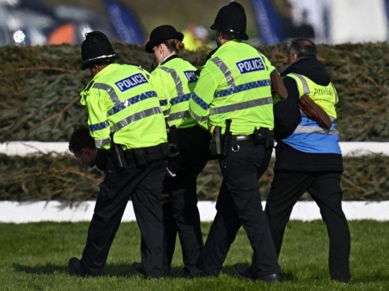 Corach Rambler gagne après que des militants aient retardé la course de chevaux du Grand National