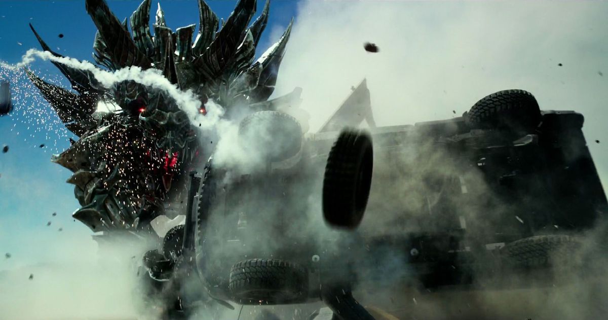 Dragonstorm détruit un véhicule dans Transformers : The Last Knight