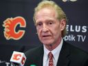 Don Maloney, nouveau président des opérations et directeur général par intérim des Flames de Calgary, parle du départ de Brad Treliving au Scotiabank Saddledome le lundi 17 avril 2023.