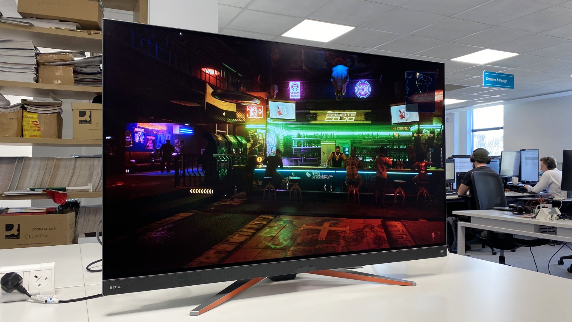 BenQ Mobiuz EX480UZ affichant une scène plus sombre dans Cyberpunk qui utilise les niveaux de noir d'encre