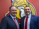 Pierre Dorion (à gauche) et DJ Smith des Sénateurs d'Ottawa lors d'une conférence de presse, le 23 mai 2019.