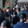 Cette photo publiée par le Cabinet du Premier ministre du Canada le 16 novembre 2022 montre le Premier ministre canadien Justin Trudeau (à gauche) s'adressant au président chinois Xi Jinping alors que Trudeau arrive au G20 à Bali le 15 novembre 2022. 