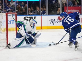 Le gardien de but des Canucks Spencer Martin fait un arrêt contre l'attaquant des Maple Leafs de Toronto Alexander Kerfoot lors de leur match de la LNH du 12 novembre 2022 à la Scotiabank Arena de Toronto.