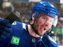 JT Miller des Canucks de Vancouver hurle sur le banc lors d'un match contre Chicago le 6 avril 2023.