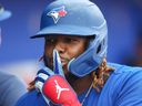 18 mars 2023 ;  Dunedin, Floride, États-Unis ;  Le joueur de premier but des Blue Jays de Toronto Vladimir Guerrero Jr. réagit après avoir frappé un home run contre les Yankees de New York lors de la première manche lors de l'entraînement de printemps au TD Ballpark.  