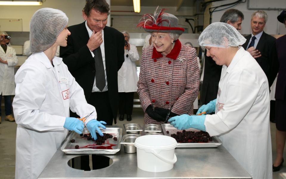   La reine Elizabeth II lors d'une visite de l'usine Wilkin and Son's Jam à Tiptree - Alpha Press