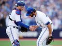 Jordan Romano (à droite) des Blue Jays de Toronto est félicité par Danny Jansen après avoir été éliminé de la finale du match contre les Rays de Tampa Bay au Rogers Centre le 15 avril 2023 à Toronto.