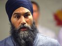 Le chef du NPD fédéral, Jagmeet Singh, s'adresse aux médias après avoir parlé aux membres du syndicat United Steelworkers à Calgary le vendredi 2 décembre 2022. 