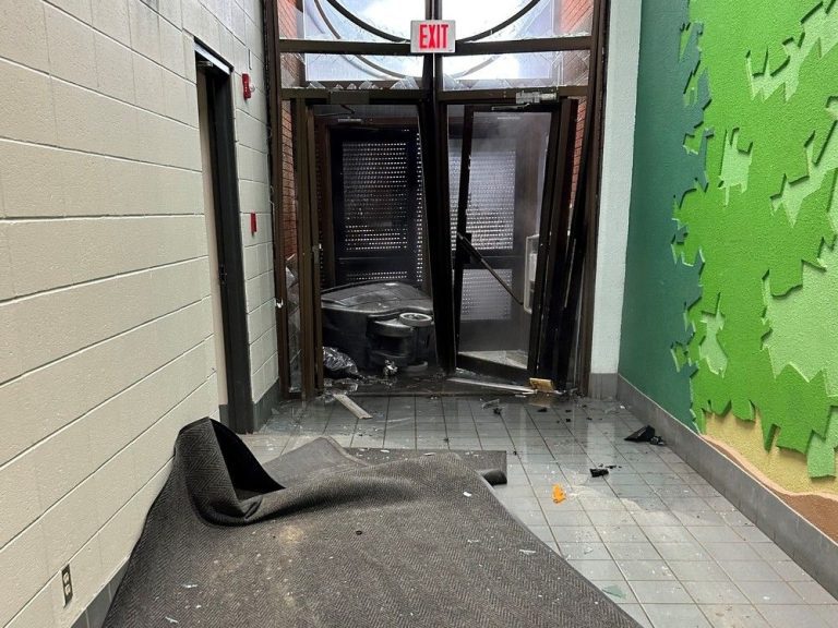 Une école à l’ouest de Calgary fortement endommagée après qu’une voiture a percuté la porte, emmenée en balade dans les couloirs