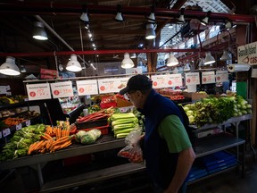 Une personne achète des produits au marché de Granville Island à Vancouver.