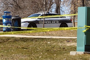 Un croiseur de police se trouve près d'un point de vue sur l'avenue Waterfront qui est enregistré à Winnipeg le lundi 17 avril 2023. La police a déclaré que des restes humains avaient été retrouvés à proximité.  KEVIN KING/Winnipeg Sun