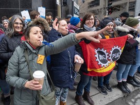 Des employés de l'Agence du revenu du Canada forment une ligne de piquetage à Montréal, le 19 avril.