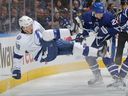 Mikhail Sergachev, à gauche, du Lightning de Tampa Bay, est emmené sur les planches par Sam Lafferty des Maple Leafs de Toronto lors du premier match de la première ronde des séries éliminatoires de la Coupe Stanley 2023 au Scotiabank Arena le 18 avril 2023 à Toronto.