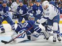 L'attaquant de la foudre Nick Paul (20 ans) patine la rondelle autour du gardien de but des Maple Leafs Joseph Woll lors du premier match de la première ronde des séries éliminatoires de la Coupe Stanley à la Scotiabank Arena de Toronto, le mardi 18 avril 2023.