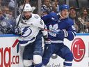 L'attaquant de la foudre Nikita Kucherov (86 ans) entre en collision le long des planches avec l'attaquant des Maple Leafs Noel Acciari (52 ans) lors du premier match de la première ronde des séries éliminatoires de la Coupe Stanley à la Scotiabank Arena de Toronto, le mardi 18 avril 2023.