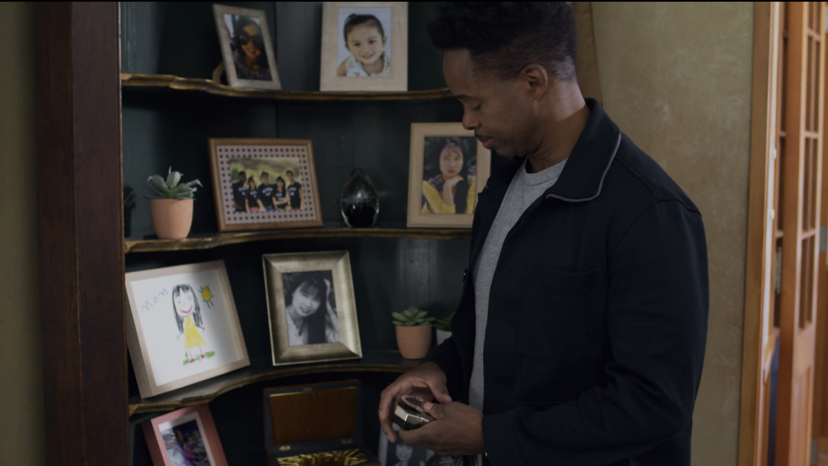 Un homme debout devant un sanctuaire dédié à Trini lors de la réunion des Power Rangers sur Netflix.