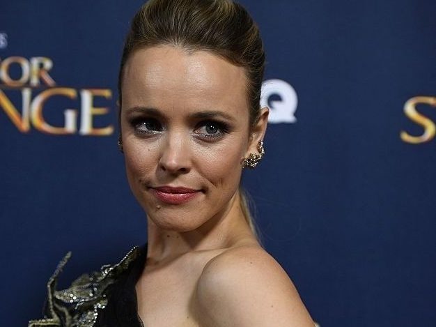 « CECI EST MON CORPS »: Rachel McAdams montre des poils sous les aisselles lors d’une séance photo