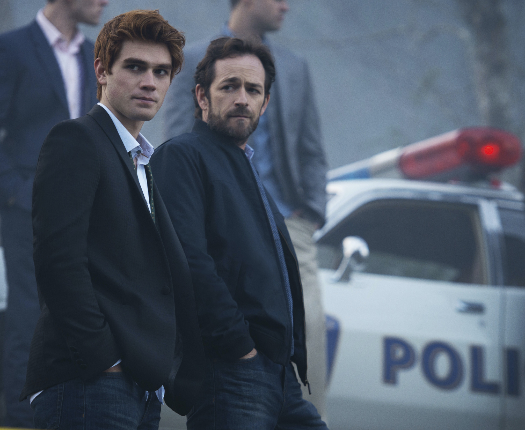 KJ Apa et Luke Perry dans 