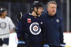 L'entraîneur des Jets, Rick Bowness (à droite), a déclaré qu'il n'allait prendre aucun risque en plaçant Nikolaj Ehlers dans l'alignement mardi soir.  Les Jets ont gagné 5-1 contre les Golden Knights de Vegas même sans Ehlers.