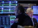 Traders travaillant sur le parquet de la Bourse de New York.