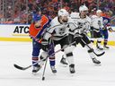 Drew Doughty, numéro 8 des Kings de Los Angeles, affronte Kailer Yamamoto, numéro 56 des Oilers d'Edmonton, en prolongation lors du premier match de la première ronde des séries éliminatoires de la Coupe Stanley 2023 le 17 avril 2023 à Rogers Place à Edmonton, Alberta, Canada.