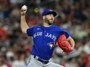 Anthony Bass des Blue Jays de Toronto lance un lancer contre les Twins du Minnesota lors de la neuvième manche du match au Target Field le 4 août 2022 à Minneapolis, Minnesota. 