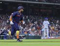 Le lanceur partant des Blue Jays de Toronto Kevin Gausman (34) lève les yeux et le voltigeur gauche des Astros de Houston Corey Julks (9) fait le tour des bases après avoir frappé un coup de circuit lors de la troisième manche au Minute Maid Park le 17 avril 2023.  