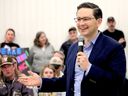 Pierre Poilievre lors d'un rallye 2022 à Timmins, Ont.  où, comme c'est typique dans ce genre de choses, il a été applaudi pour avoir promis de retirer le financement de la CBC. 