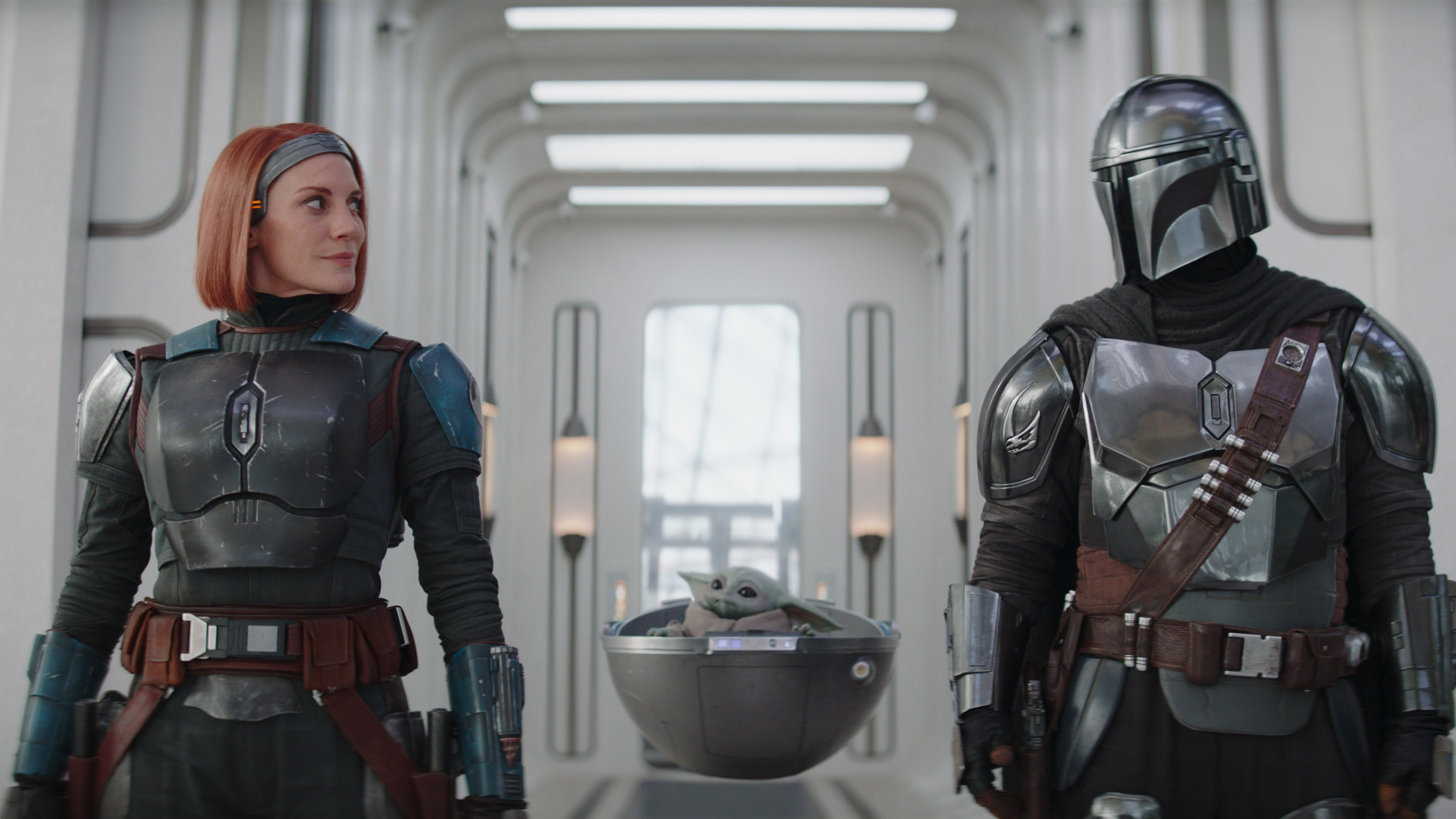 (De gauche à droite) Bo-Katan Kryze (Katee Sackhoff), Grogu et Din Djarin (Pedro Pascal) dans The Mandalorian saison 3