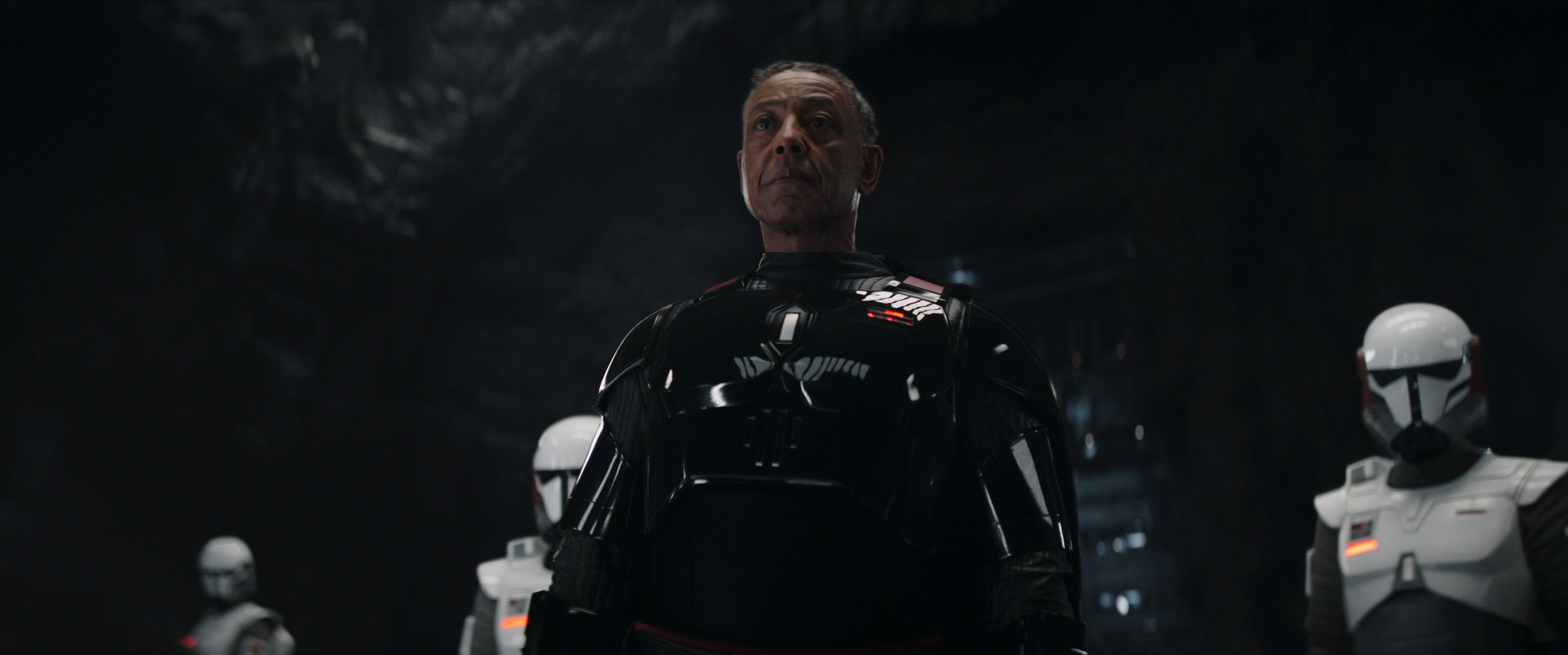 (Centre): Moff Gideon (Giancarlo Esposito) avec des commandos blindés impériaux dans The Mandalorian