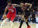 Le centre des 76ers Joel Embiid (21) dribble devant l'attaquant des Raptors Scottie Barnes (4) au cours du troisième trimestre au Wells Fargo Center de Philadelphie, le 31 mars 2023.