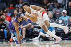 Scottie Barnes des Raptors, (à droite) bat l'attaquant des Charlotte Hornets Xavier Sneed pour une balle lâche au cours de la seconde mi-temps à Charlotte, en Caroline du Nord, le dimanche 2 avril 2023. Toronto a gagné 128-108. 