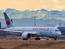 PHOTO DE DOSSIER: Un Boeing 787 d'Air Canada fait la queue pour décoller en route vers Toronto depuis l'aéroport international de Calgary le jeudi 18 novembre 2021.