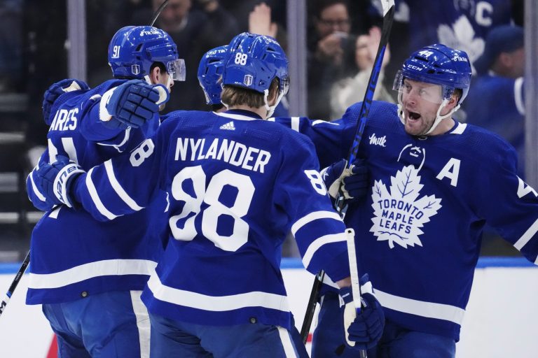 SIMMONS: Une soirée unique pour Morgan Rielly des Maple Leafs lors d’un combat contre Lightning