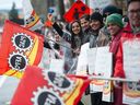 Des membres de l'AFPC font du piquetage devant l'édifice de l'Agence du revenu du Canada à Surrey, en Colombie-Britannique, le 19 avril. (Photo de Jason Payne/ PNG) (Pour l'histoire du journaliste) [PNG Merlin Archive]