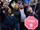 Les travailleurs et sympathisants de l'AFPC se rassemblent sur une ligne de piquetage à Ottawa, le 19 avril.