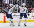 Les attaquants des Jets Adam Lowry et Blake Wheeler célèbrent un but dans un filet vide alors que les Jets battent les Golden Knights 5-1 à Vegas mardi.