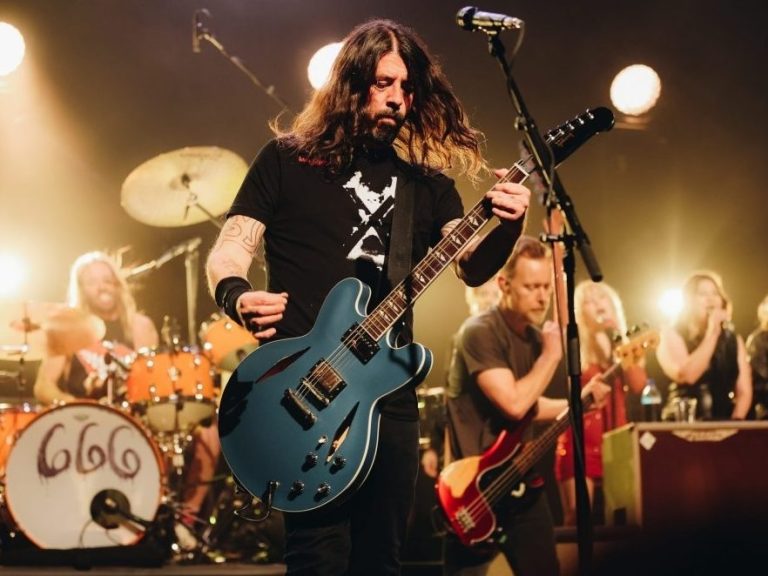 Les Foo Fighters reviennent avec un nouvel album « brutalement honnête » « But Here We Are »