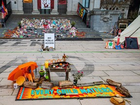 VANCOUVER.  C.-B., Des centaines de paires de chaussures pour enfants placées dans un mémorial aux élèves des pensionnats de la C.-B. sur les marches de la Vancouver Art Gallery.