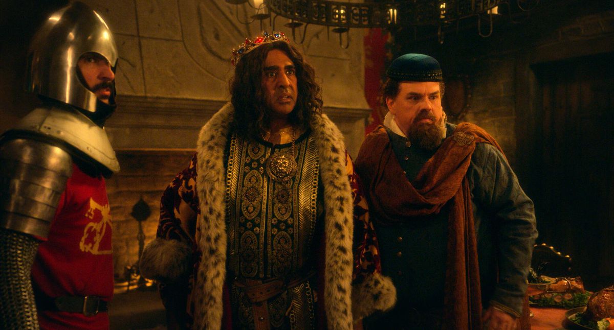 Jay Chandrasekhar, vêtu d'une tenue royale en tant que King Guy, et Kevin Heffernan se tiennent à côté d'un chevalier dans Quasi.