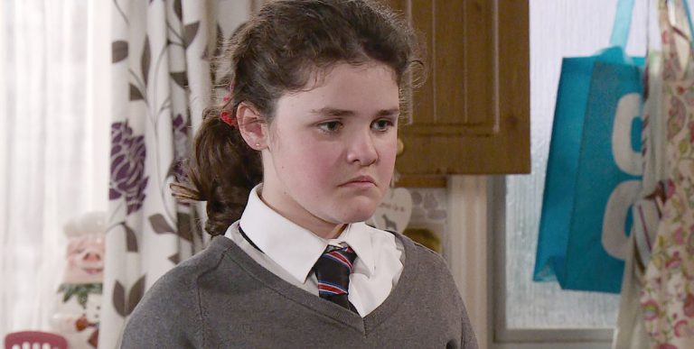 Hope Stape de Coronation Street est outrée par le nouvel ami de Sam

