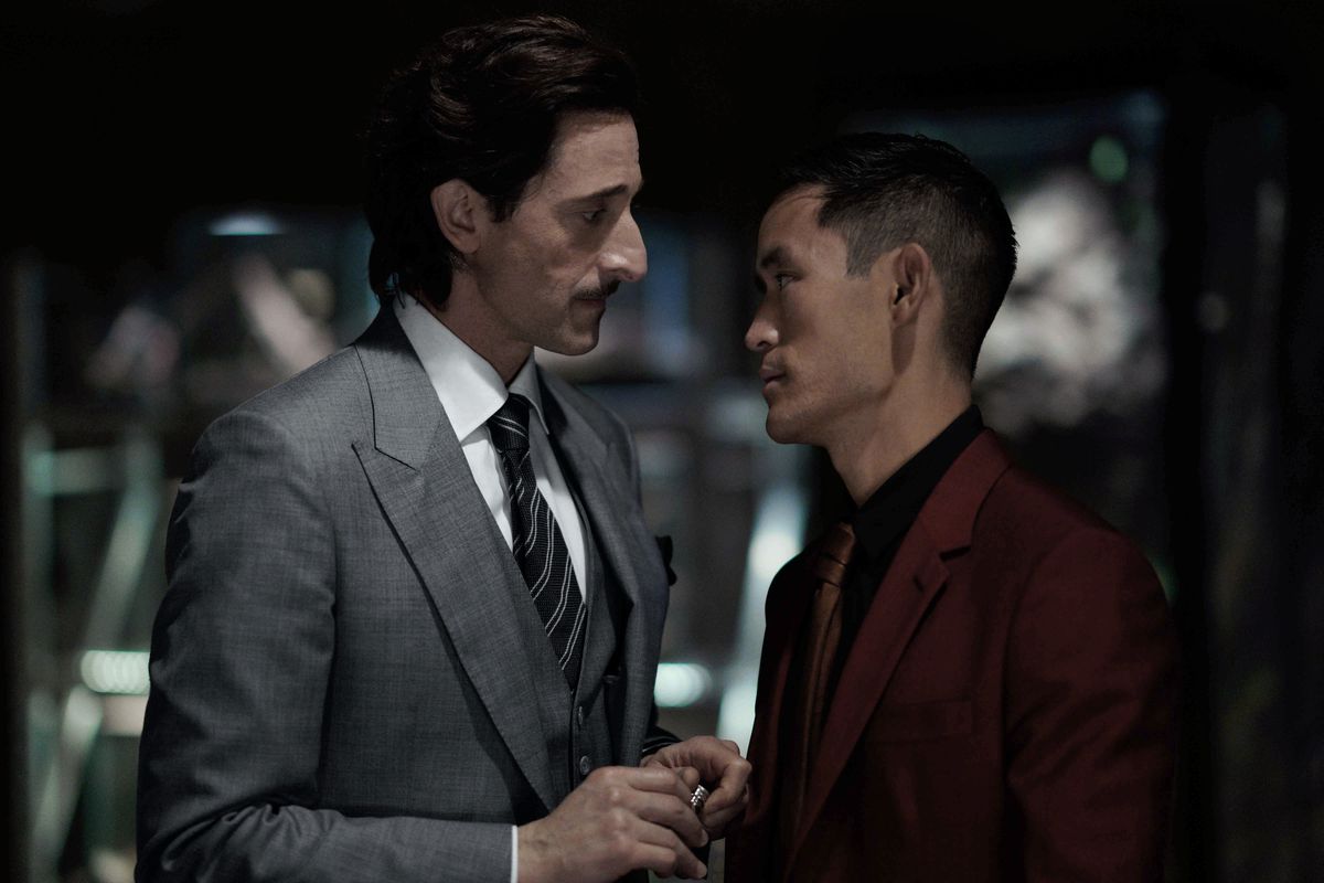 Le méchant extrêmement français Leveque (Adrien Brody) plane sur son sous-fifre Wagner (Mike Moh) dans Ghosted