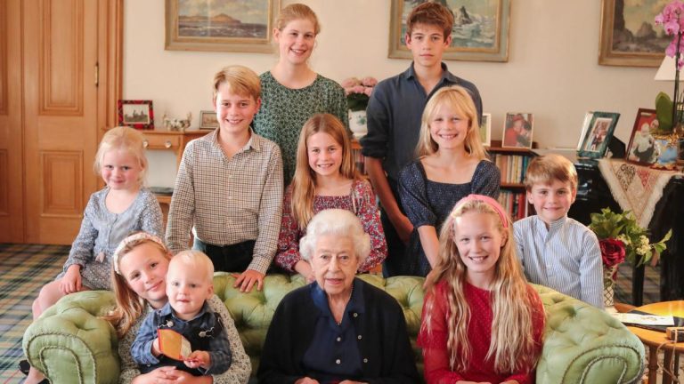 Photo de feu la reine avec ses arrière-petits-enfants publiée pour marquer le 97e anniversaire