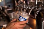 Un barman verse une Bud Light à partir d'un robinet, le 26 juillet 2018 à New York.  (Photo de Drew Angerer/Getty Images)