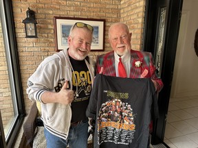 Le photographe Sun Jack (Boston Bruin) Boland a eu une petite surprise de l'ancien entraîneur des Bruins Don Cherry — un t-shirt spécial des légendes, que tout le monde sait que Jack portera puisqu'il est toujours aux couleurs de Boston.