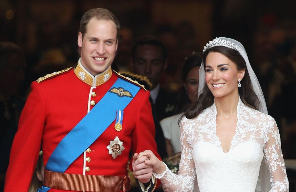 procession en calèche du mariage royal jusqu'au palais de buckingham et départs