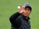 Tiger Woods, des États-Unis, attrape une balle sur la zone d'entraînement lors du troisième tour du tournoi des maîtres 2023 au Augusta National Golf Club le 08 avril 2023 à Augusta, en Géorgie.